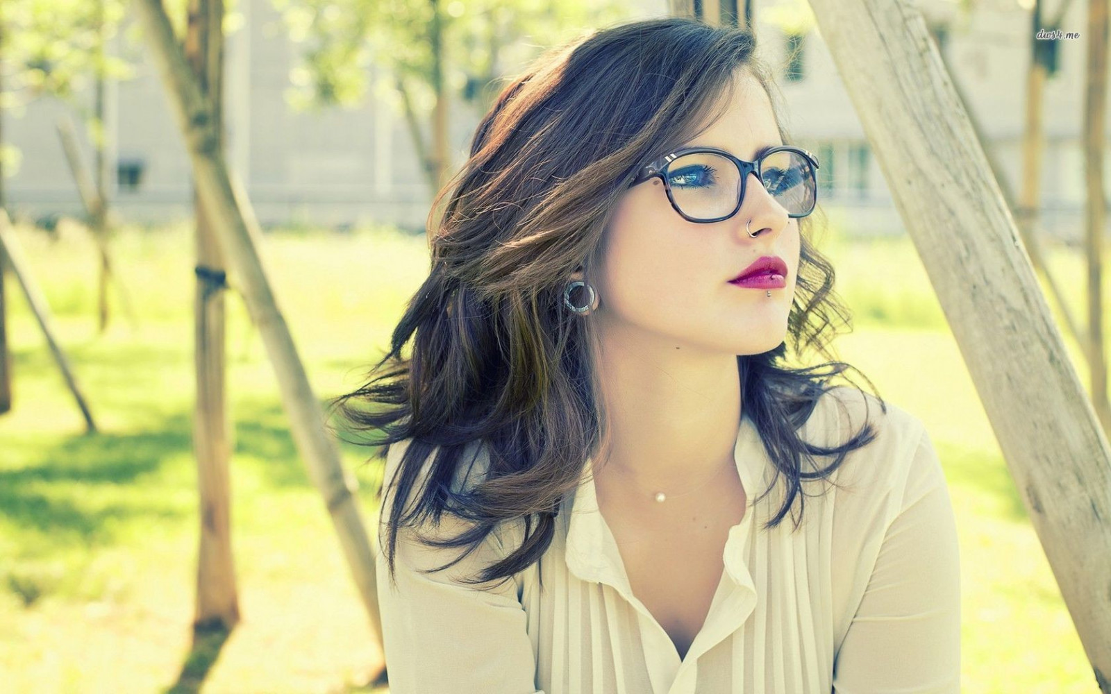 Solo glasses brunette piercing