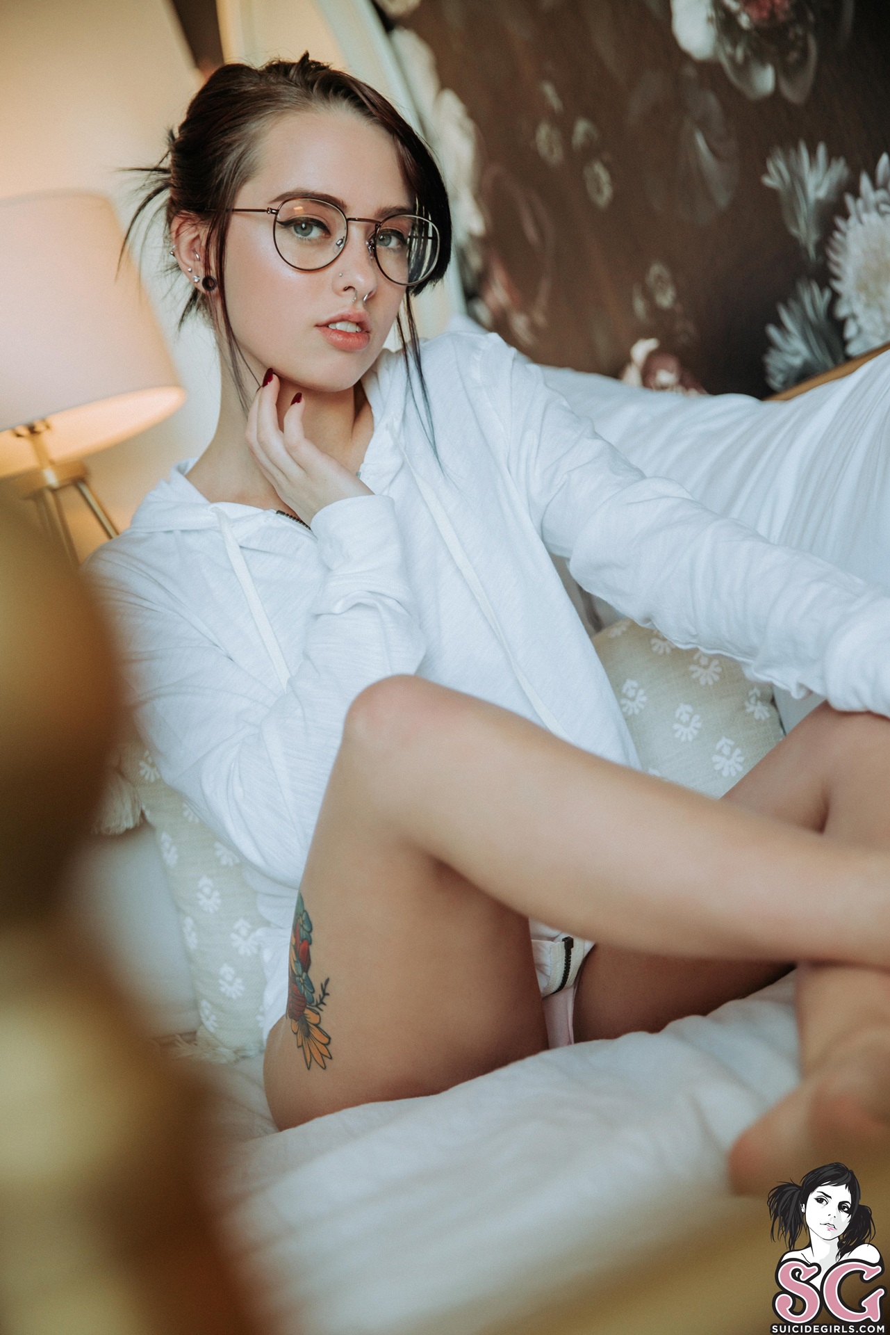 brunette Glasses strapon piercing